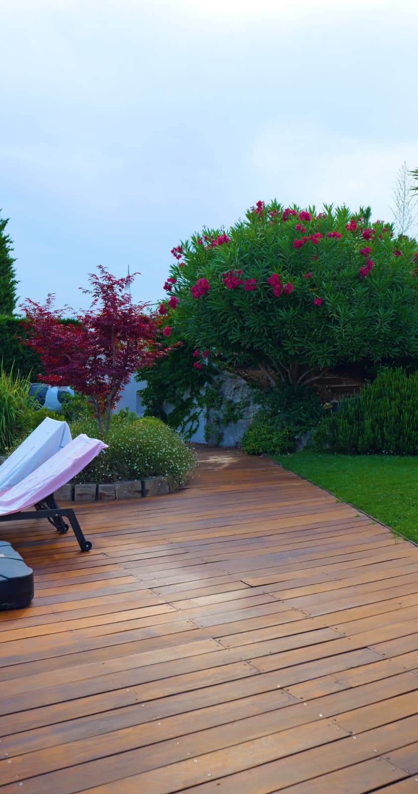 Terrasse en teck protégée après réparation