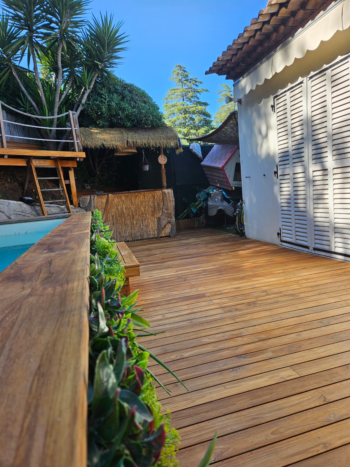 Terrasse teck après saturateur — Villeneuve-Loubet