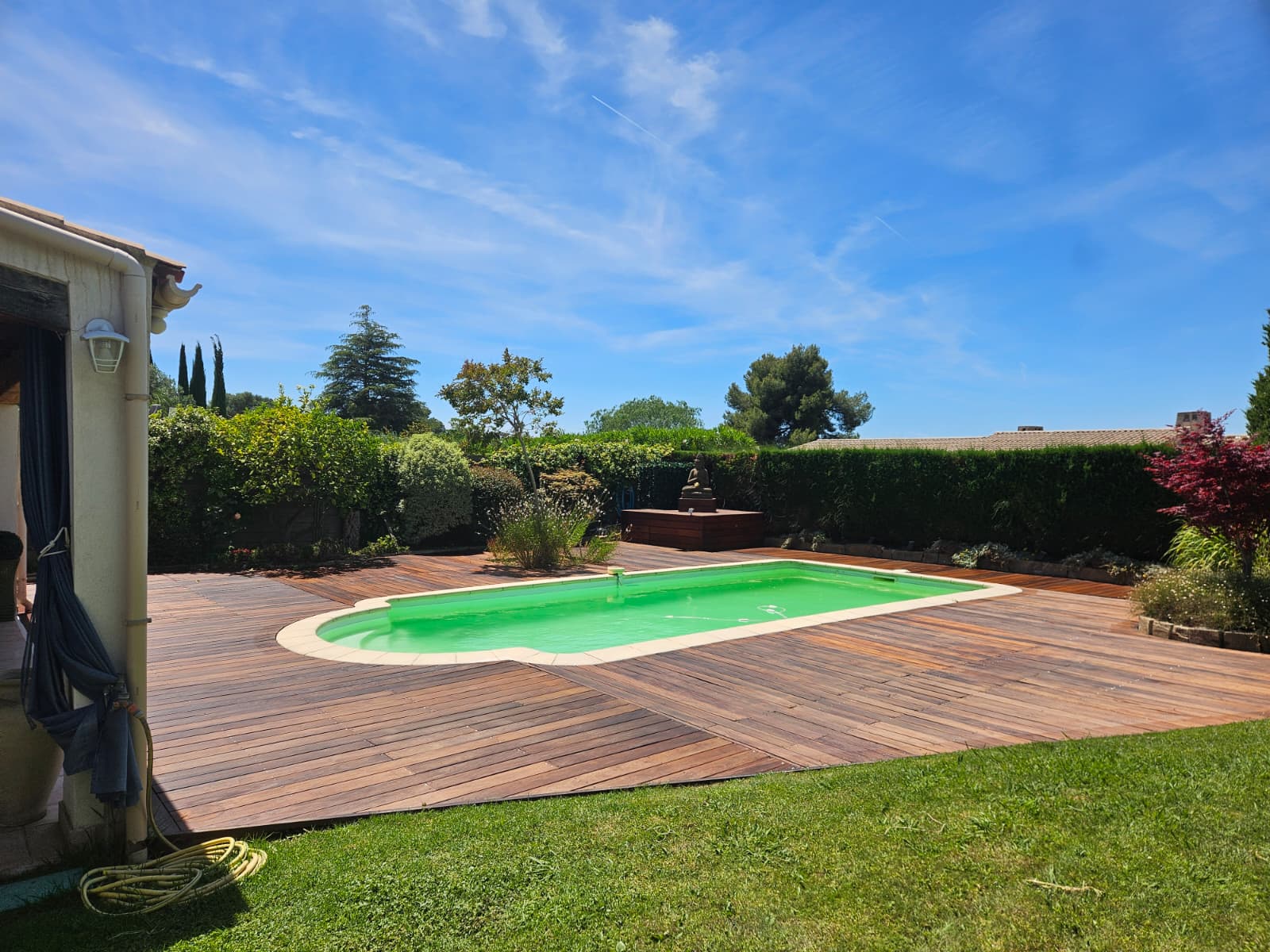 Plage de piscine en ipé dans un jardin